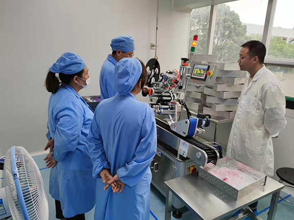 自動化貼標機,立式貼標機,標簽貼標機